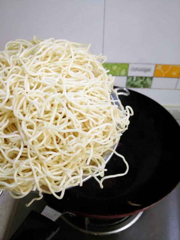 竹笋鸡蛋炒面的做法