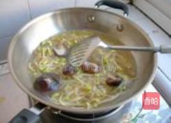 麻辣香菇豆芽汤的做法