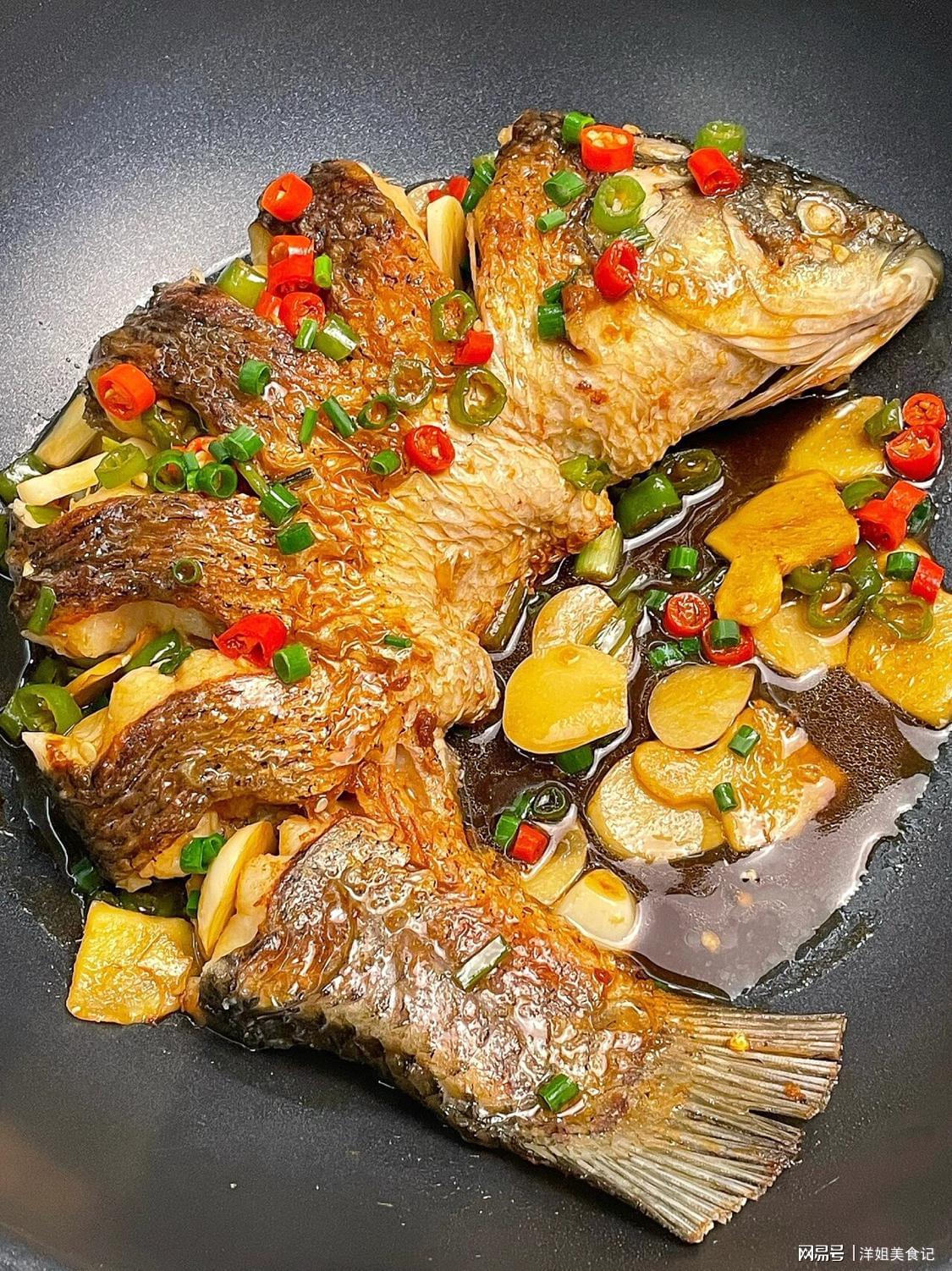 臭豆腐蒸鲤鱼，独特风味，健康美味双丰收