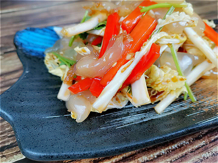 夏日清爽佳品，莲菜脆豆腐凉拌，口感鲜美，营养满分！