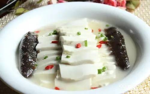 磨芋豆腐炖鱼肉，营养美味双丰收的佳肴