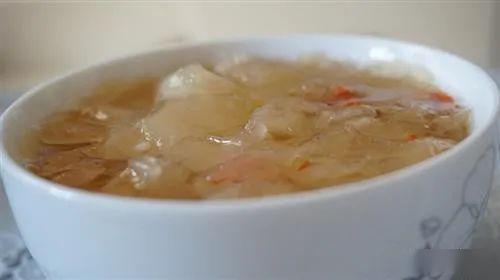 银耳豆腐羹汤，一碗润肺养颜的天然美食