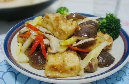 家常美食新体验，油白菜炒香菇豆腐的鲜美做法与养生功效