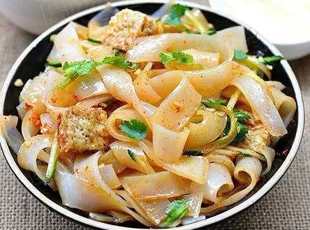 云南炒米线，风味独特的地方美食，教你轻松制作