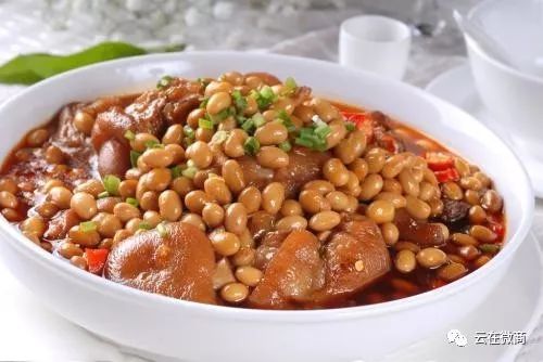 黄豆炖猪蹄汤，滋补养颜的美食佳品