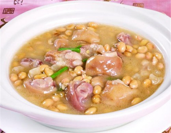 黄豆炖猪蹄汤，滋补养颜的美食佳品