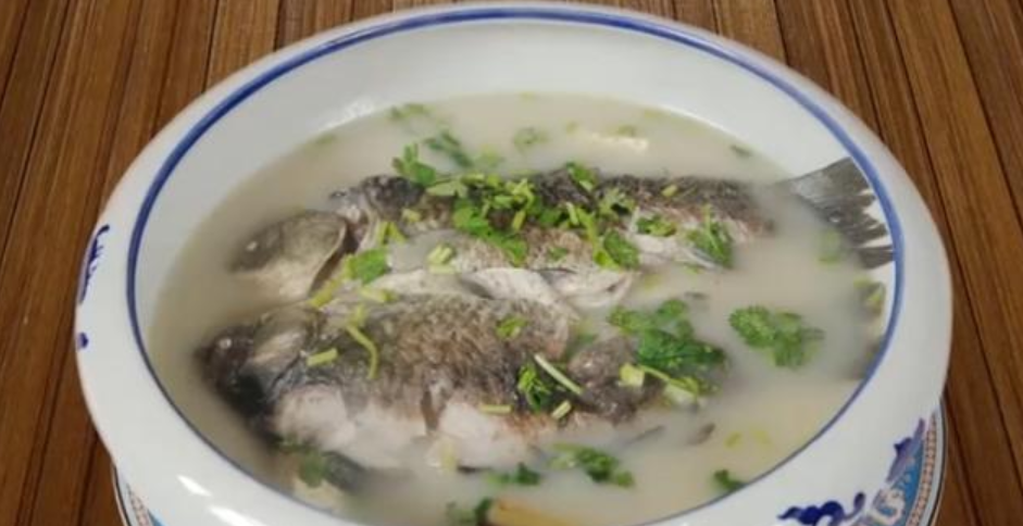 鲫鱼炖豆腐，鲜美滋补的家常佳肴