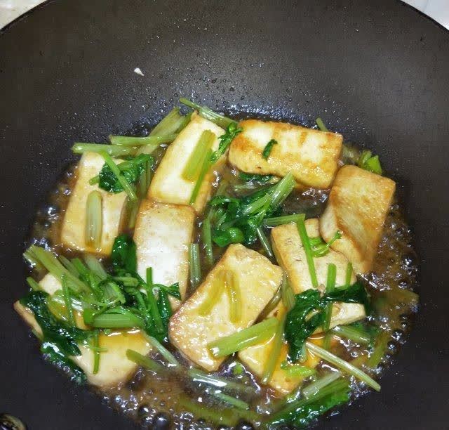 家常美食，炒豆腐芹菜土豆的美味与营养揭秘