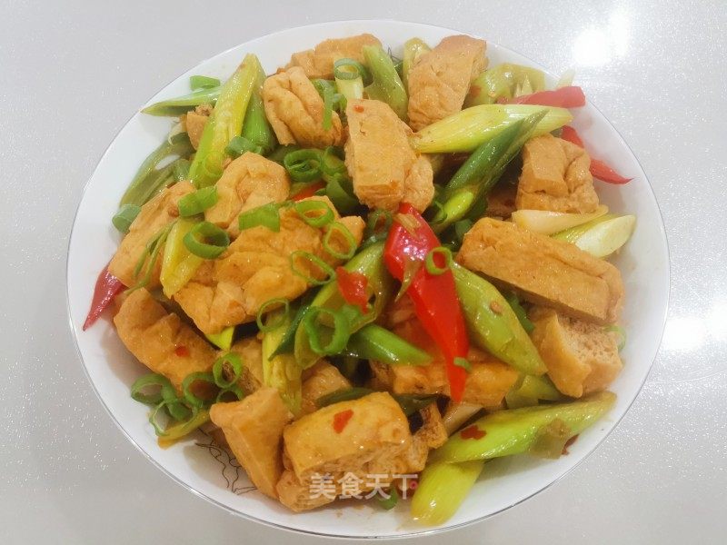 酒店蒜苗炒干豆腐，家常美食的华丽转身