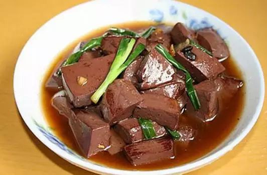 炖猪血白豆腐，补血养颜的美食佳品