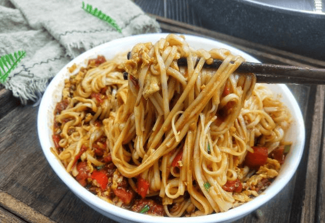 鸡蛋面西红柿拌面做法