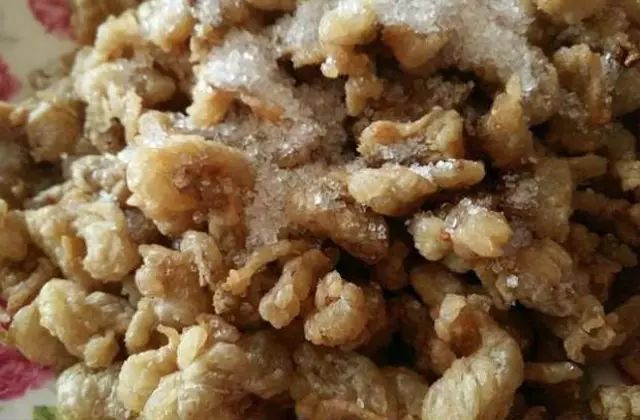 豆腐炖猪油渣，家常美食的温暖回忆