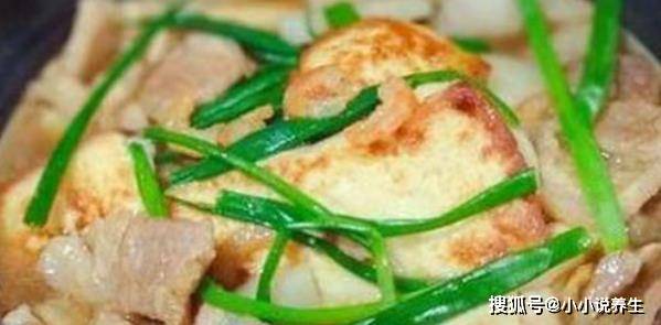 家常美食，西葫芦焖油豆腐的独到美味与营养解析