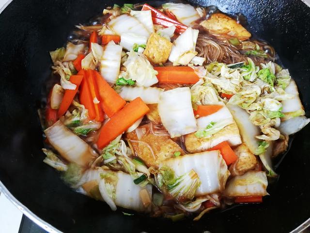 豆腐炖白菜粉条，家常美味，营养满分