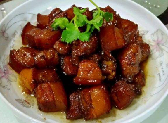 大妈的秘制家常菜，红烧肉的温情与美味