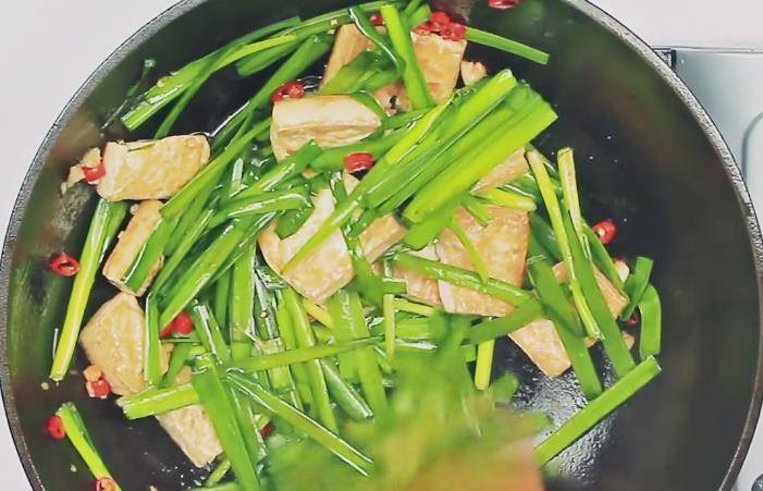 家常美食新尝试，青蒜炒黑豆腐的美味与营养解析