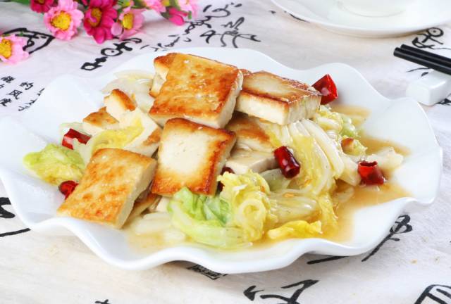 白菜炒豆腐丁的做法