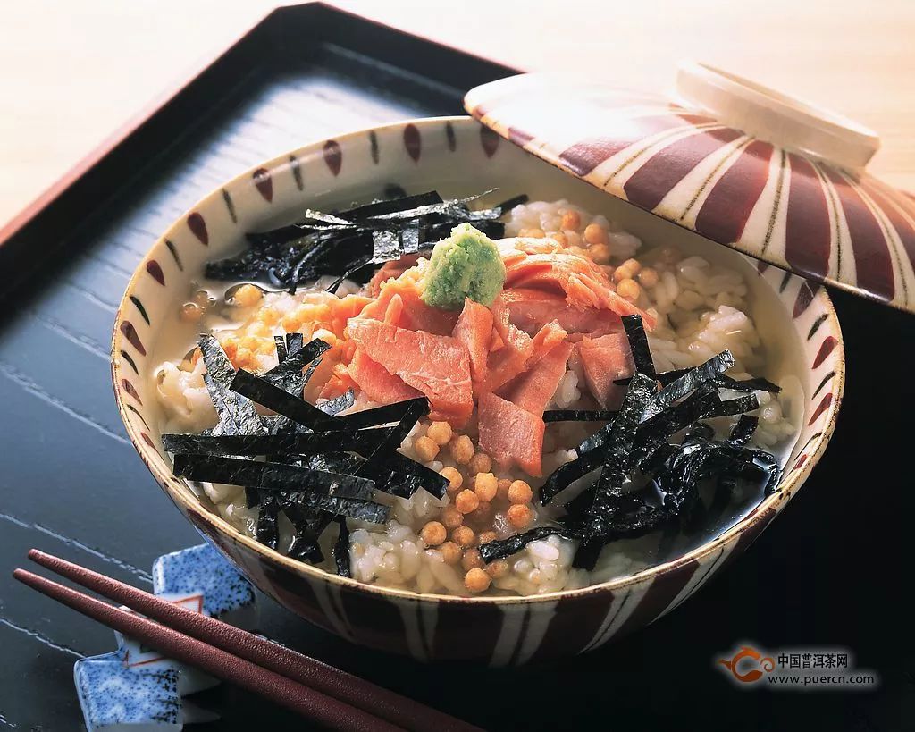 家常美食的魅力，咸菜肉丝煨豆腐的做法与营养解析