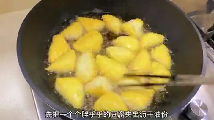 酒店炸豆腐小吃的魅力，外酥里嫩，美味难挡的制作秘诀