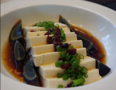 豆腐豆芽皮蛋汤，一道清火润燥的家常美味