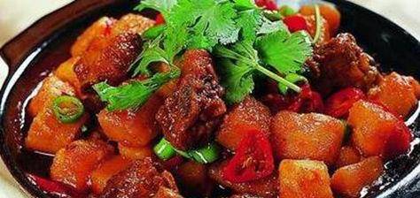 家常土豆烧排骨，传统美食的魅力重现