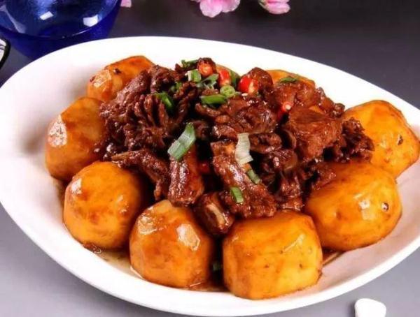家常土豆烧排骨，传统美食的魅力重现
