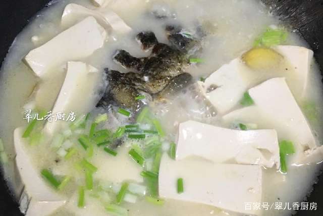 芹菜鱼汤炖豆腐，鲜美滋补的家常佳肴