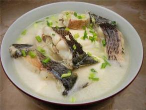 芹菜鱼汤炖豆腐，鲜美滋补的家常佳肴