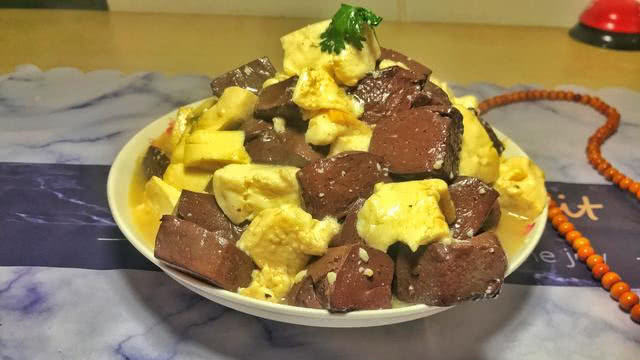 家常美食，小豆腐猪血烩豆腐，营养美味一锅烩