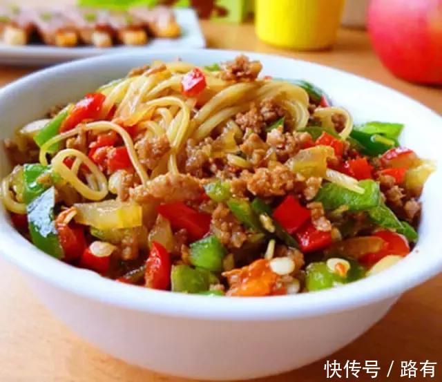 家常美食，豆腐猪肉炒豆芽，营养美味一锅出！
