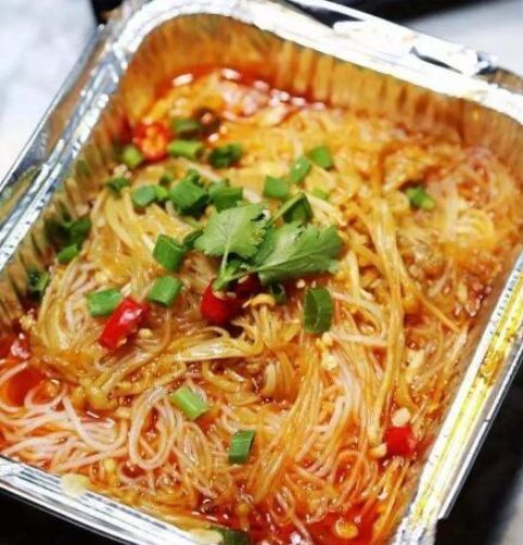 家常美食解码，白菜鱼豆腐粉条炖出的鲜美滋味