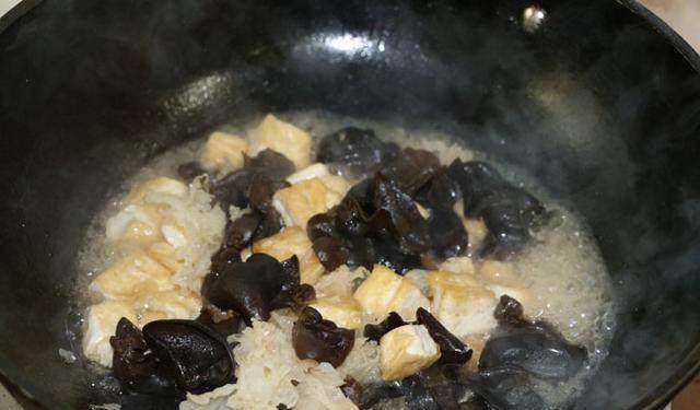 银耳烧豆腐的做法