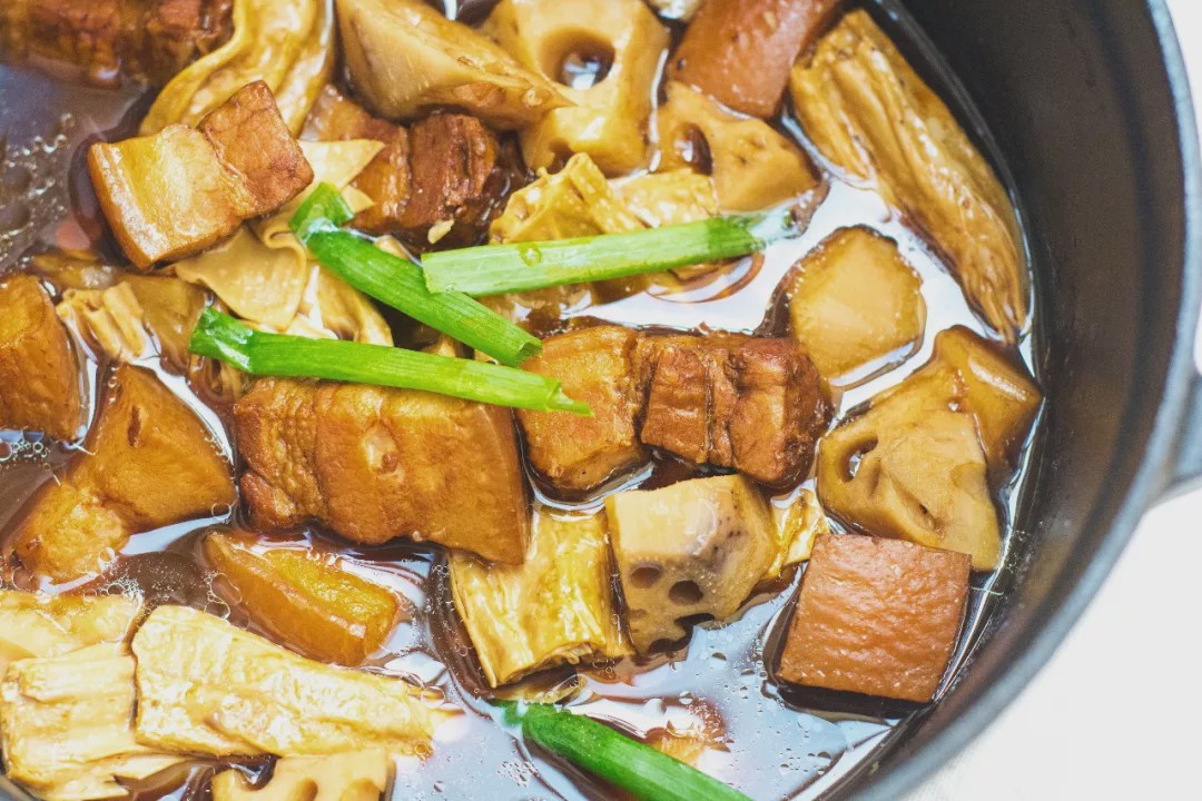 油豆腐腐竹炖肉，传统美食的魅力与家常做法解析