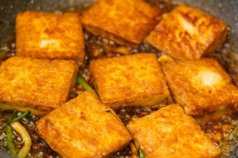 家常煎豆腐块，外酥里嫩，美味又营养的烹饪秘诀