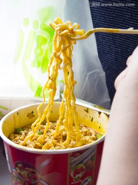 鸡蛋瘦肉拌方便面的做法