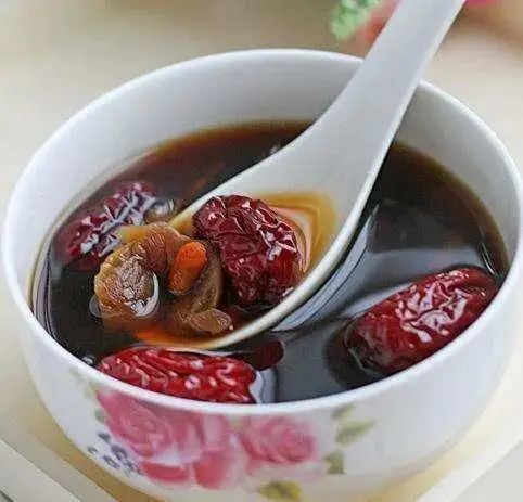 老年营养美食，枸杞红枣炖鸡汤，滋养身心，延年益寿