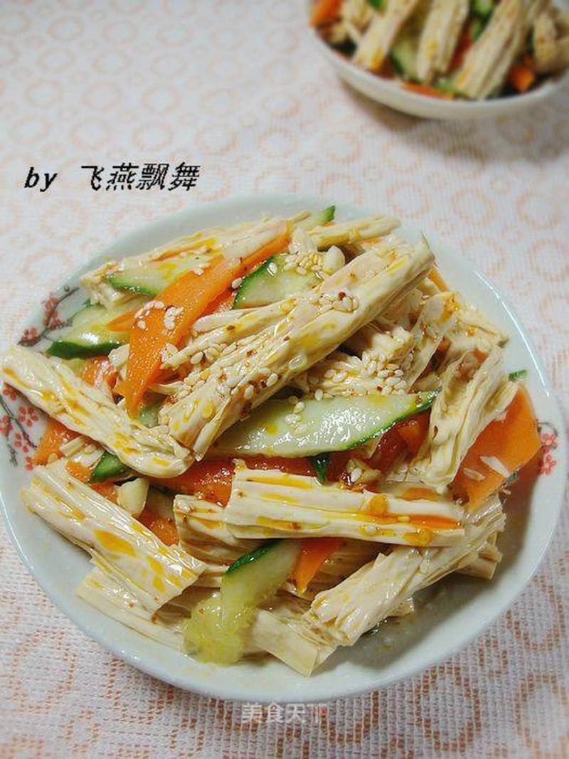 红油炸豆腐凉菜，夏日餐桌上的美味佳肴