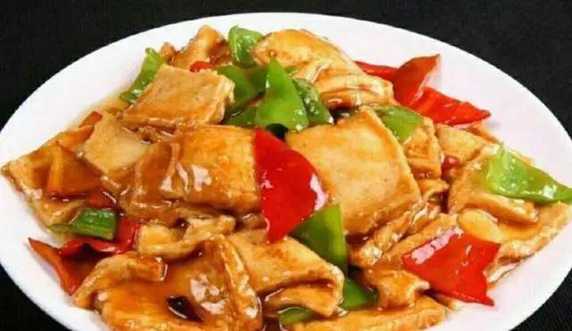 香菜豆腐炒鸡肉，家常美食的鲜美融合