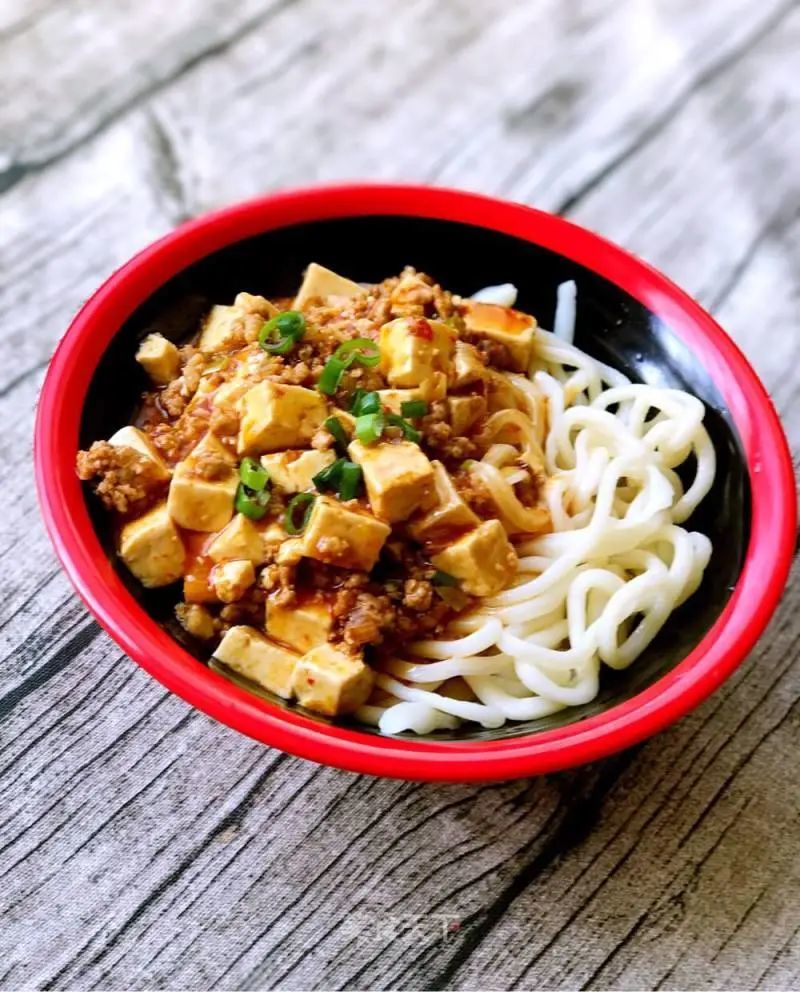 卤水豆腐煮面条，家常美食的全新搭配，美味与营养的双重享受