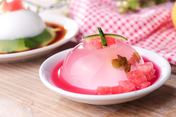 夏日清凉甜品，白凉粉果冻的制作与美味体验