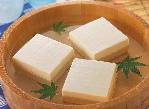 油炸豆腐发糕，传统美食的现代演绎，口感与营养的双重享受