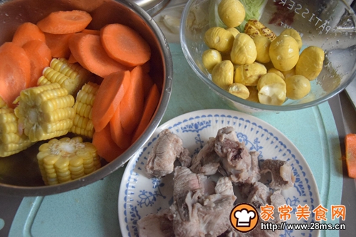 玉米炖排骨板栗的做法