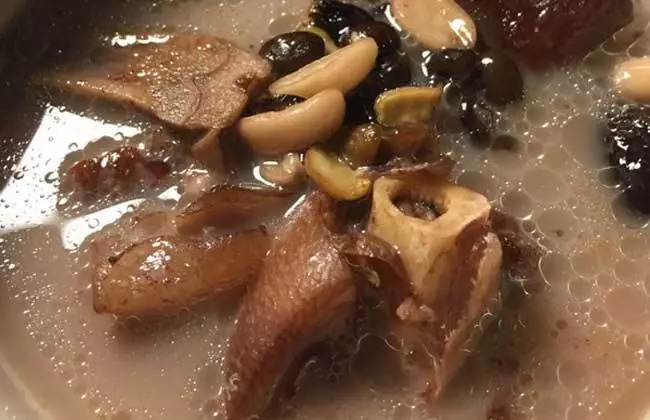 黑豆菜干猪骨汤，滋补养生，暖身养颜的佳品