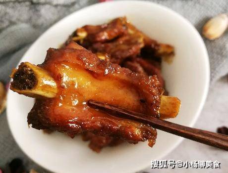 酱爆排骨，家常美味，轻松入门的烹饪秘诀