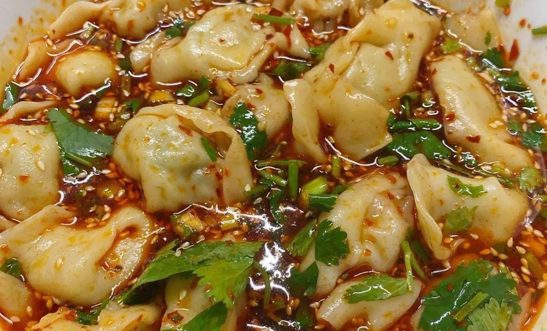 家常酸汤饺子的魅力，酸鲜可口，温暖心房