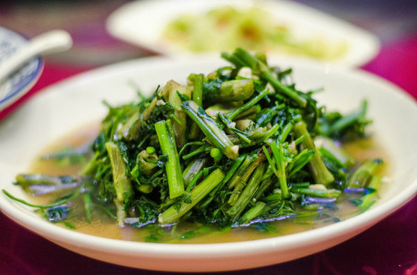 白水芹的绿色魅力，养生美食新选择