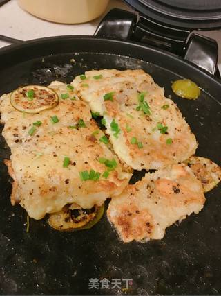 煎鱼豆腐条，家常美食的鲜美融合
