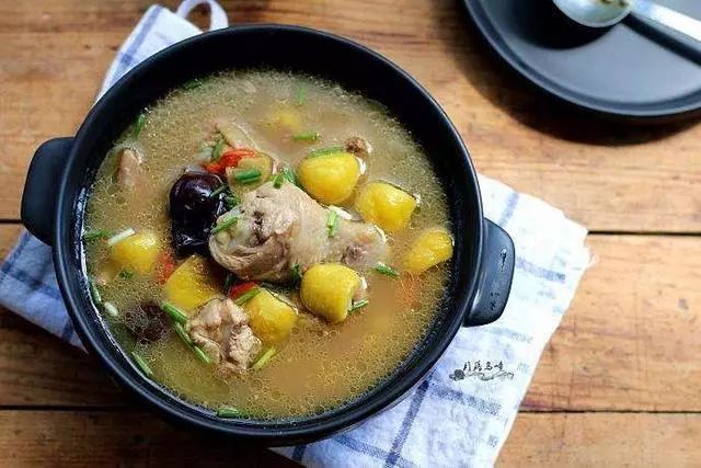 金茶花炖鸡汤，美容养颜的秘方食谱解析