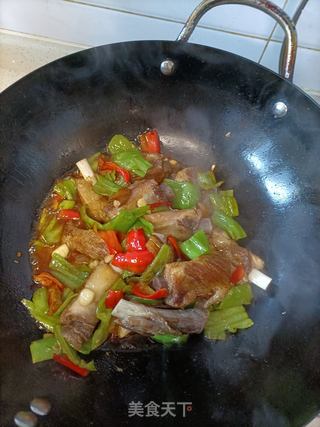 特色双椒排骨汤的做法