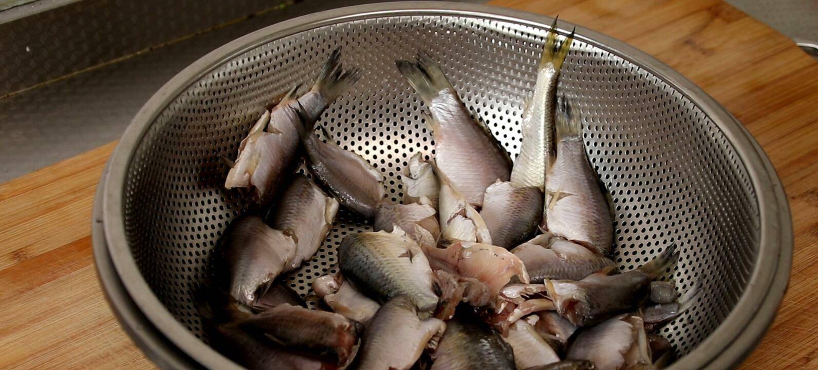 炸鱼拌鸡蛋的做法